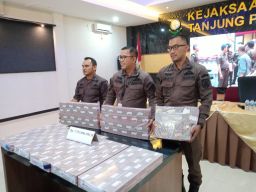 Dua Tersangka PT SEP Kembalikan Uang Rp 7,5 Millar ke Kejari Tanjung Perak 