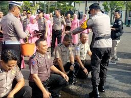 Mengawali Tahun 2024 Personil Polres Sampang Naik Pangkat Sebanyak 35 Orang