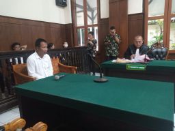 Terancam Hukuman 6 Bulan Penjara, Terdakwa Penimbun Pupuk Bersubsidi Tidak Ditahan