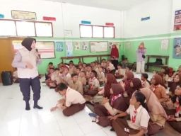 Polres Bondowoso Libatkan Tim Trauma Healing, Ajak Anak – anak Lupakan Bencana Angin Puting Beliung