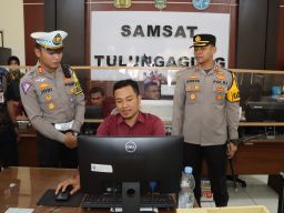 Kunjungi Samsat, Kapolres Tulungagung Pastikan Pelayanan yang Optimal