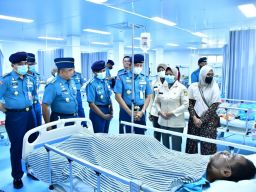 Komandan Puspenerbal Jenguk Personelnya di RSPAL dr.Ramelan Surabaya