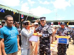 Komandan Puspenerbal Dampingi Kasal Kunker dan Bakti Sosial di Bawean dan Tuban