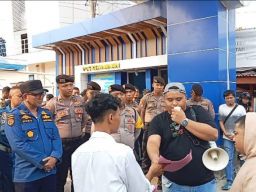 “Salah Kamar” Sebut Dirinya BEM Surabaya, Pendemo Desak KSOP Perak Segel Kontainer Diduga Isi Black Stone