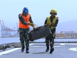 Crew HS-1305 Gelar Simulasi Vertical Replenishment dengan KRI Diponegoro-365