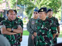 Danpuspenerbal Dampingi Asops Panglima TNI Tinjau Simulasi Take Off Landing Tri Matra