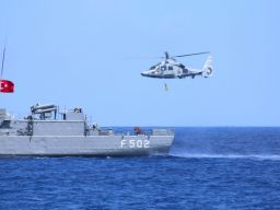 Crew Helikopter HS-1305 Berlatih Bersama Kapal Perang Turkiye TCG Bandirma F-502