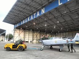 Fasharkan Pesud Puspenerbal Tempatkan Monument Pesawat Bonanza L-36 di Senerbal