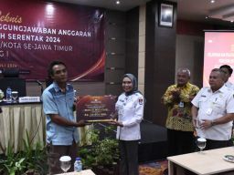 Dua Ahli Waris Pantarlih Terima Santunan KPU Jatim