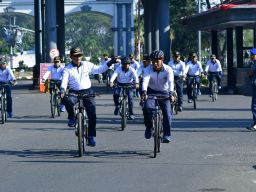 Nikmati Udara Pagi, Komandan dan PJU Puspenerbal Bersepeda Jelajahi Kawasan Juanda