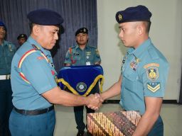 Komandan Kolat Penerbangan Tutup Kursus Pemantapan Flight Engineer Rotary Wing TA. 2024