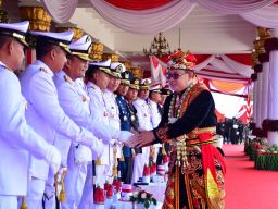 Wakil Komandan Puspenerbal Hadiri Peringatan HUT Ke-79 Rl di Gedung Negara Grahadi