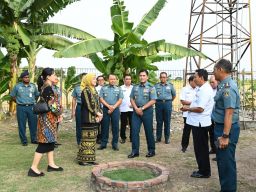 Komandan Puspenerbal Dampingi Kasal Kunjungi Panti Asuhan Laksamana R. Moeljadi Juanda