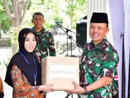 Jumat Berkah, Ba'da Jumatan Komandan Puspenerbal Makan Bersama dan Bagikan Sembako kepada PHL