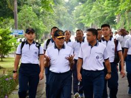 Penyerahan Modin Jalasenastri dan Buku Mengenang 20 Tahun Tsunami Aceh Warnai Olahraga Bersama Puspenerbal