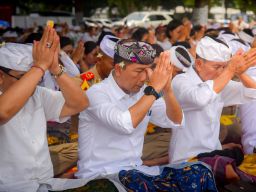 Jelang Hari Raya Nyepi Tahun Saka 1947, Pangkoarmada II Ikuti Upacara Melasti di Pantai Arafuru