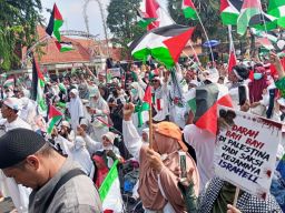 Ribuan Massa Bela Palestina Gelar Aksi di Depan Grahadi