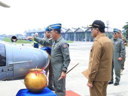 Disambut Water Salute, Helikopter AS565 MBe Panther HS-1302 Resmi Perkuat Wing Udara 2 Puspenerbal Juanda