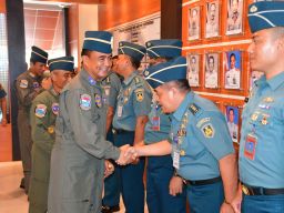 Delapan Personel Tim Wasrik Itjenal Terima Penyematan Brevet Kehormatan Penerbangan TNI AL