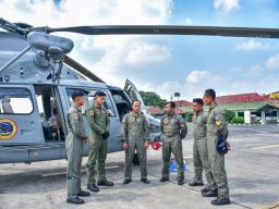 Tingkatkan Kualifikasi Penerbang TNI AL, Crew Helikopter AS565 MBe Panther Latihan Navigasi Jarak Sedang
