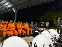 Penerbang Helikopter Anti Kapal Selam TNI AL Tingkatkan Kemampuan Terbang Malam dengan NVG