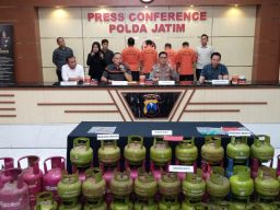 Polda Jatim Ungkap Pengoplosan Gas Subsidi 3 Kg ke 12 Kg, 4 Tersangka Diamankan