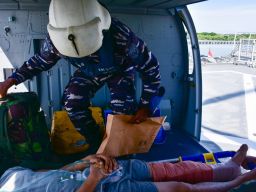 Heli Panther Wing Udara 2 Laksanakan Evakuasi Medis di KRI dr. Wahidin Sudirohusodo