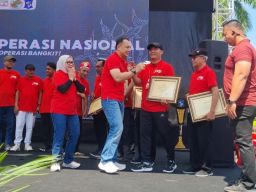 Walikota Surabaya Beri Penghargaan Primer Koperasi Kartika Pejuang Babinminvetcad Kodam V/Brawijaya