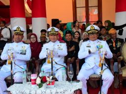 Wakil Komandan Puspenerbal Hadiri Prosesi Penurunan Bendera HUT Ke-80 Kemerdekaan Rl di Grahadi