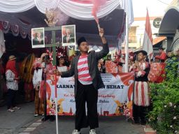 Peringati HUT RI ke 80, RT 06 Kebraon Turut Sukseskan Acara Jalan Sehat yang di Gelar RW 02