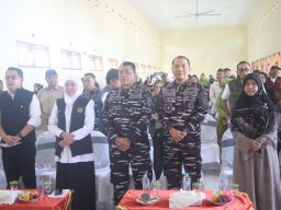 Pangkoarmada II Dampingi Gubernur Jatim Serahkan Bantuan Sosial Kepada Masyarakat Pulau Bawean