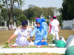 Jelang HUT TNl AL ke-80, Komandan Puspenerbal Ziarah Rombongan di TMP 10 November Surabaya