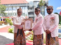 Atas Kiprah dan Pengabdian, Aries Agung Paewai Diganjar Lencana Emas oleh Wali Kota Batu