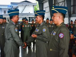 Danpuspenerbal Pimpin Upacara Kenaikan Pangkat 42 Crew Pesud TNl AL dan Doa Bersama