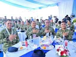 Komandan Puspenerbal Hadiri Parade Kapal Perang TNl AL Saat Presidential Inspection Presiden Prabowo