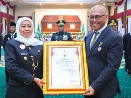 Gubernur Jatim Anugerahkan Lencana “Jer Basuki Mawa Beya” kepada Ketua Umum PWI