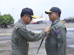 Komandan Puspenerbal Sematkan Brevet Kehormatan Penerbangan TNl Angkatan Laut kepada Rektor Unhan Rl