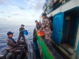 KRI Bung Hatta-370 Beri Bantuan Logistik Kapal TB. Roda Mas Kalbar Yang Alami Mati Mesin di Selat Makassar