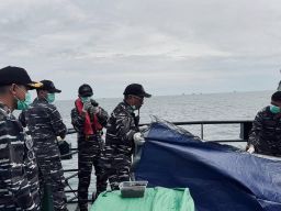 Unsur Operasi Guskamla Koarmada II Evakuasi Mayat di Perairan Tanjung Manggar