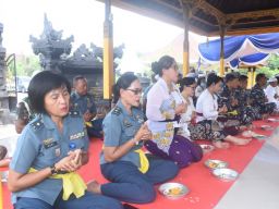 Prajurit Koarmada II Sembahyang Galungan Bersama di Pura Jala Wira Dharma