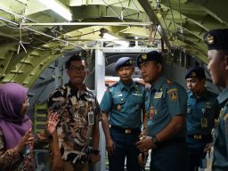 Kunjungi PT. Dl, Komandan Puspenerbal Tinjau Perbaikan Heli Panther dan Progress CN 235 Pesanan TNI AL