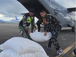 TNl AL Dukung Penanganan Bencana Alam Melalui Distribusi Logistik Udara di Aceh