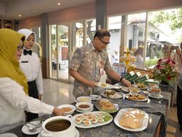 Dari Dapur Sekolah ke Dunia Industri, Kadindik Jatim Resmikan Pawon Satu & Cafe di SMKN 1 Buduran
