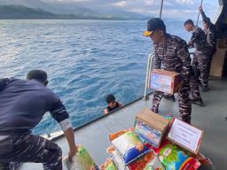 Unsur Satrol Kodaeral lX, KRI Dorang-874 Bantu Salurkan Bantuan Bagi Warga Korban Banjir Bandang Halmahera Barat