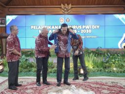 Sultan HB X Terima Anugerah Sebagai Anggota Kehormatan PWI Pusat