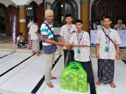 Ali Zaini Konsisten Berbagi, 2.000 Takjil Ramaikan Ramadan di 27 Masjid