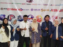 Lima Mahasiswa Sastra Inggris UTM Ikuti Program MBKM di PT Harnasnews Media Utama Surabaya