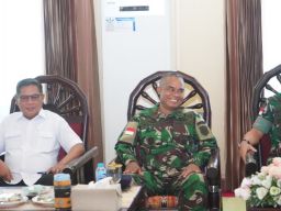 Wadan Kodaeral lX Turut Menjemput Kedatangan Pangdam XV Baru di Bandara Pattimura