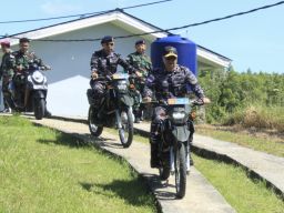 Tunggangi Motor Trail, Dankodaeral IX Tinjau Fasilitas dan Sapa Prajurit Lanal Aru