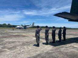 Perkuat Pengamanan Perairan Timur, Pesawat Patroli Maritim TNl AL P-8301 Tiba di Ambon